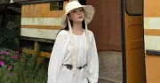Mũ vành tròn: Phụ kiện thời trang giúp set đồ thêm phóng khoáng