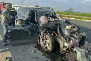 Đâm vào xe tải trên cao tốc ở Hà Nội: Ô tô con bẹp rúm, 1 người đàn ông mắc kẹt