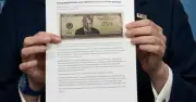 Mỹ xem xét phát hành tờ 250 USD in hình ông Trump