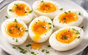 Mùa hè nên ăn trứng thế nào để không tăng cholesterol? Chuyên gia khuyến cáo cách ăn an toàn nhất