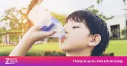 Mùa hè, trẻ nên uống nước thế nào để tránh mất nước?