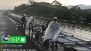 Mưa lớn cuốn rào chắn cao tốc Nội Bài-Lào Cai, nguy cơ mất an toàn