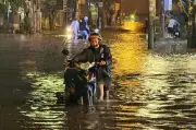 Mưa lớn gây ngập cục bộ nhiều tuyến đường tại TPHCM, xe chết máy hàng loạt