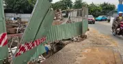 Mưa lớn gây ngập, hố sâu lộ ra ở Hóc Môn, người dân dầm mưa cảnh báo