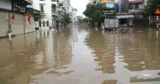 Mưa lớn gây ngập ở trung tâm Quảng Ninh, Hải Phòng, nước tràn cả vào nhà dân