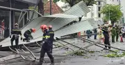 Mưa lớn ở TP.HCM: Mảng tôn hàng tấn rơi xuống đường, giao thông ùn tắc
