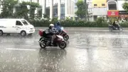 Mưa lớn trên 100mm ở nhiều nơi, cảnh báo lốc sét và ngập úng