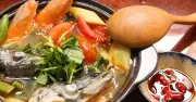 Mùa mận thả ngay vào nồi canh cá nấu riêu kiểu này vừa chua thanh thoát lại sạch mùi tanh