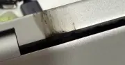 MacBook Pro M5 mới mua 2 ngày đã hỏng, phát tia lửa từ bản lề