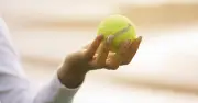 Mang bóng tennis lên máy bay: Giải pháp đơn giản giảm mỏi cơ và cải thiện tuần hoàn máu