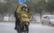 Miền Bắc đón đợt rét đậm, miền Trung sắp hứng nắng nóng gay gắt