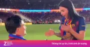 Màn cầu hôn lãng mạn giữa trận El Clasico tại Camp Nou