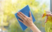 Mẹo tay cần nước siêu tốc giúp kính nhà tắm đục mờ bỗng chốc sáng choang
