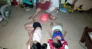 Mất điện giữa nắng nóng ở Hà Nội: Cả nhà ôm đá lạnh chống chọi xuyên đêm