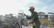 Mặt đường gần 50 độ C, lao động tự do kiệt sức giữa đợt nắng đỉnh điểm ở Hà Nội