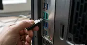 Màu sắc cổng USB tiết lộ tốc độ: Đừng cắm nhầm, kẻo phí hiệu năng