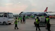 Máy bay chở gần 300 người bị cháy càng đáp khi hạ cánh ở Nepal
