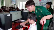 Đồn Biên phòng Vĩnh Hải mở lớp dạy tin học miễn phí cho học sinh ven biển