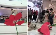 Nữ nghệ sĩ xiếc Trung Quốc ngã đập đầu từ cột cao 3m gây chấn thương