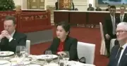 Nữ tỷ phú Chu Quần Phi: Từ công nhân mài kính đến chỗ ngồi cạnh Tim Cook và Elon Musk