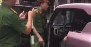 Nữ tài xế ở Hà Nội cãi lộn với CSGT vì đỗ ô tô sai quy định