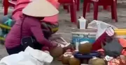Nữ tiểu thương bán dừa trên biển Thịnh Long bị đình chỉ vì dồn nước thừa