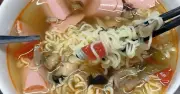 Nam shipper 40 tuổi suy thận vì ăn mì gói, xúc xích mỗi tối