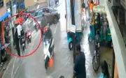 Nam thanh niên 17 tuổi tử vong vì điện giật khi dắt xe qua đường ngập nước ở Bengaluru
