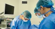 Nam thanh niên nhổ tóc cắt tóc vùng kín tại nhà phải nhập viện cấp cứu