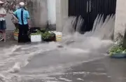 Nước cống phun như vòi rồng từ nền nhà dân ở Đồng Nai sau mưa lớn