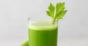 Nước ép cần tây thanh nhiệt hạ áp cực tốt nhưng 3 nhóm người không nên dùng