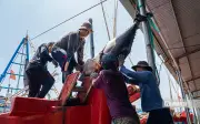 Ngư dân Đắk Lắk phấn khởi sau chuyến biển 22 ngày với cá ngừ khủng 110 kg