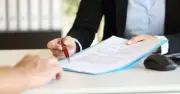 Đóng gần 100 triệu bảo hiểm 8 năm, rút chỉ được 35 triệu: Nguyên nhân từ đâu?