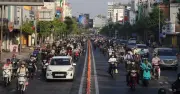 Ngỡ ngàng cảnh xe băng băng trên đường Cộng Hòa trước ngày đào chiều