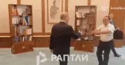 Ông Putin gặp lại cậu bé Trung Quốc từng chụp ảnh cùng cách đây 26 năm