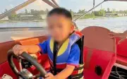 Đồng Tháp: Phạt 20 triệu vụ bé 3 tuổi lái ca nô trên sông