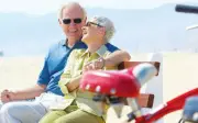 Nghỉ hưu rồi mới hiểu: Vì sao người già thích ở nhà giữ cháu hơn đi du lịch