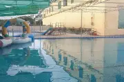 Nghi ngờ rò điện tại bể bơi khiến ba trẻ em bất tỉnh