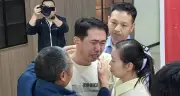 Người cha khóc nức nở khi gặp lại con trai bị bắt cóc 35 năm trước