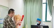 Người cha tìm bác sĩ sau 30 năm để cảm ơn đã cứu con gái