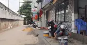 Người dân dưới chân cầu Chợ Cầu khốn khổ vì ngập do thi công kênh