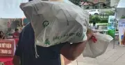 Người dân Hà Nội mang bao tải đi nhận tiền đền bù dự án Khu đô thị thể thao Olympic