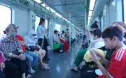 Người dân Hà Nội phấn khởi với trải nghiệm giao thông công cộng miễn phí dịp nghỉ lễ 30/4 - 1/5
