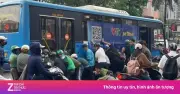 Người dân hợp sức nâng xe buýt cứu nữ tài xế mắc kẹt ở Hà Nội