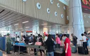 Người dân ùn ùn về Tp.HCM sau kỳ nghỉ lễ, giao thông tắc nghẽn nhiều nơi