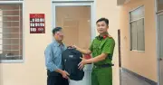 Người dân nhặt được balô chứa tiền, vàng mang đến công an trả lại
