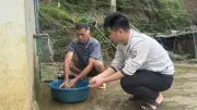 Người dân thôn Nà Vìn phấn khởi khi được sử dụng nước sạch sau nhiều năm lo lắng