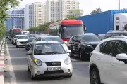 Người dân đổ về cửa ngõ Hà Nội sớm sau kỳ nghỉ, CSGT tạm đóng đường phân luồng