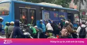 Người dân và CSGT nâng xe buýt giải cứu nữ tài xế bị kẹt dưới gầm
