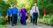 Người dân Vĩnh Long thành kính viếng Bác nhân 136 năm ngày sinh